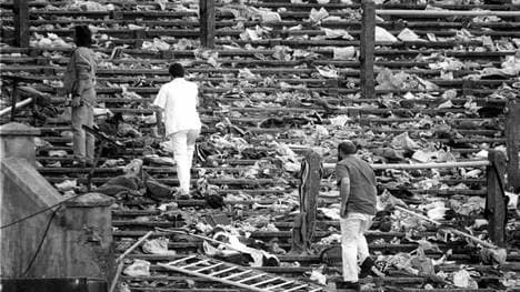 Der völlig verwüstete Fanblock, in dem die Tragödie stattfand - links die Mauer, die teilweise eingebrochen ist