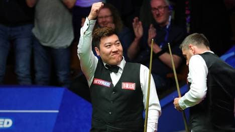 Yan Bingtao (l.) hat bei der Snooker-WM Titelverteidiger Mark Selby (r.) in einem Rekord-Match bezwungen