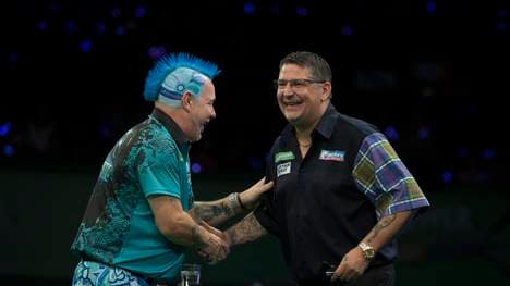 Gary Anderson (r.) warf im Finale der Champions League of Darts gegen Peter Wright drei 10-Darter