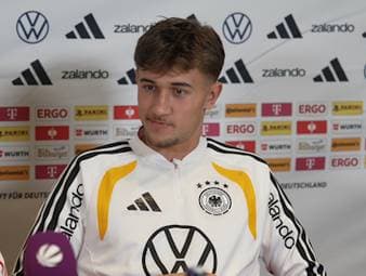 Tom Bischof führt die U21-Nationalmannschaft als Kapitän auf den Platz. Winkt da bald die A-Elf-Nominierung?