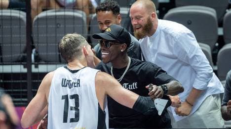Dennis Schröder jubelte mit Moritz Wagner über die gelungene Olympia-Qualifikation