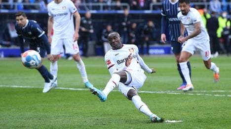 Moussa Diaby berührte den Ball beim Elfmeter doppelt