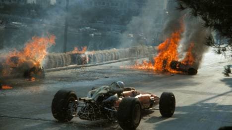 Chris Amon (vorne) erreichte die Unlaufstelle von Lorenzo Bandini 