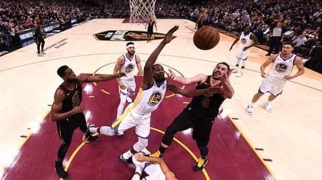 Bei einem Offensiv-Rebound würde die Shotclock auf 14 Sekunden zurückspringen