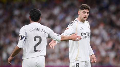 Federico Valverde (r.) wird das Kapitänsamt bei Real Madrid von Dani Carvajal übernehmen