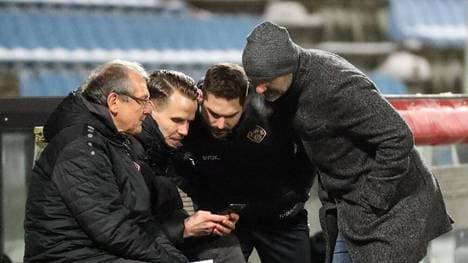 Die Würzburger Führungsriege mit Vorstand Sebastian Schuppan (2.v.l.) sah sich die Szene auf dem Smartphone an