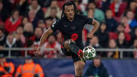 Jules Kounde trägt das Trikot des FC Barcelona