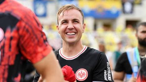 Fußball DFB-Pokal 2023 2024, 1. Hauptrunde, 1.FC Lokomotive Leipzig gegen Eintracht Frankfurt (13.08.2023) 0:7 (0:1) Mario Goetze Götze (Offensives Mittelfeld Eintracht Frankfurt, Rueckennummer 27) applaudiert vor den mitgereitsten Fans und lacht nach dem Spiel 1.FC Lokomotive Leipzig gegen Eintracht Frankfurt (13.08.2023). Leipzig Sachsen Deutschland Bruno-Plache-Stadion *** Soccer DFB Pokal 2023 2024, 1 main round, 1 FC Lokomotive Leipzig vs Eintracht Frankfurt 13 08 2023 0 7 0 1 Mario Goetze Götze Offensive midfield Eintracht Frankfurt, back number 27 applauds in front of fellow fans and laughs after the match 1 FC Lokomotive Leipzig vs Eintracht Frankfurt 13 08 2023 Leipzig Saxony Germany Bruno Plache Stadium