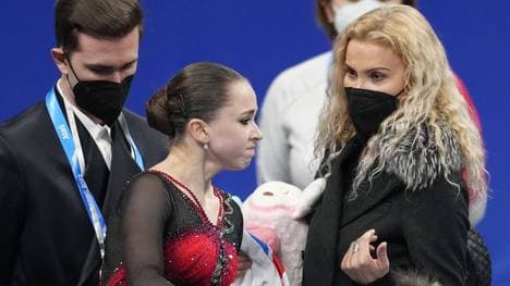 Kamila Walijewa (M.) und ihre Trainerin Eteri Tutberidze