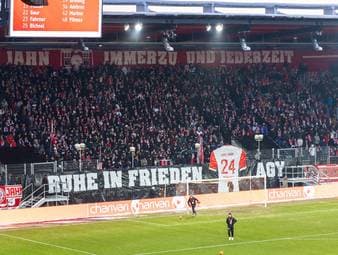 Das Spiel des SSV Jahn Regensburg steht ganz im Zeichen des plötzlichen Todes von Jahn-Spieler Agy Diawusie. Sportlich erleben die Zuschauer in Regensburg ein Auf und Ab - mit Happy End!