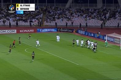 Spektakulärer Traum-Freistoß in den Winkel