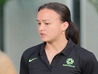 Vor dem direkten Duell beim Asien-Cup zollt die Australierin Amy Sayer den iranischen Spielerinnen großen Respekt. Trotz der schweren Luftangriffe in ihrer Heimat treten sie beim Turnier an.