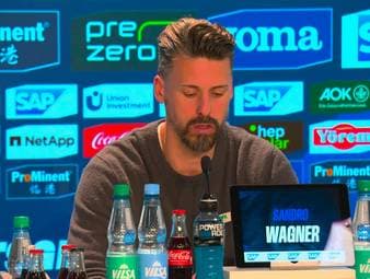 Sandro Wagners PK nach der Niederlage bei Hoffenheim erweist sich als seine letzte. Er verspricht zum Abschluss weiter zu versuchen, das "Maximum" für die FCA-Fans rauszuholen - vergeblich.