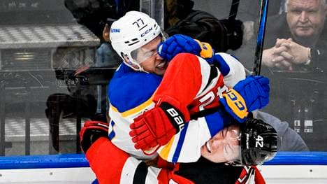 JJ Peterka von den Sabres und Curtis Lazar von den New Jersey Devils