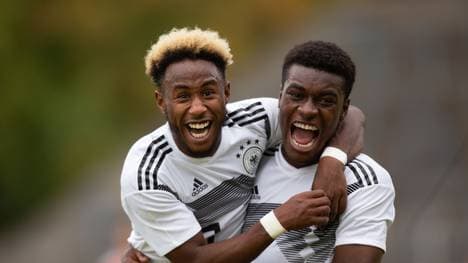 John Yeboah Zamora (links) steht erstmals im Kader der Wolfsburger