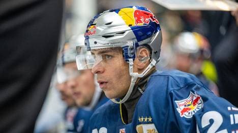 Yasin Ehliz vom EHC Red Bull München mit Halsschutz