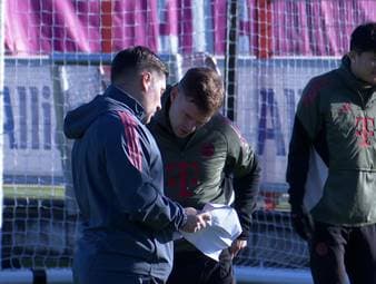 Beim FC Bayern herrscht im Abschlusstraining vor dem Champions-League-Spiel gegen Union Saint-Gilloise gute Laune. Auffällig sind vor allem die beiden genesenen Joshua Kimmich und Jamal Musiala.