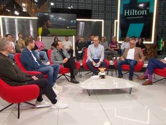 Karim Adeyemi fällt nach seiner Auswechselung zum wiederholten Male mit abfälligen Gesten gegenüber Trainer Niko Kovac auf. Sein Verhalten spaltet im Doppelpass die Gemüter. 