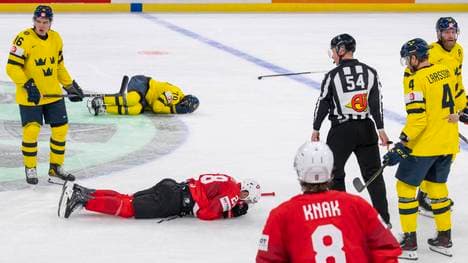Oskar Sundqvist (h.) verletzte sich bei einem harten Check von Timo Meier