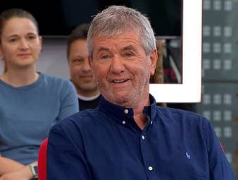 Wolfsburgs Jeanuël Belocian malträtiert vor der Elfmeter-Ausführung von Harry Kane den Elfmeterpunkt. Friedhelm Funkel beichtet im SPORT1 Doppelpass, eine ähnliche Aktion gebracht zu haben.