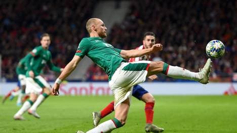 MADRID, SPAIN - DECEMBER 11: Benedikt Howedes of Lokomotiv Moscow stretches to control the ball during the UEFA Champions League group D match between Atletico Madrid and Lokomotiv Moskva at Wanda Metropolitano on December 11, 2019 in Madrid, Spain. (Photo by Denis Doyle/Getty Images)