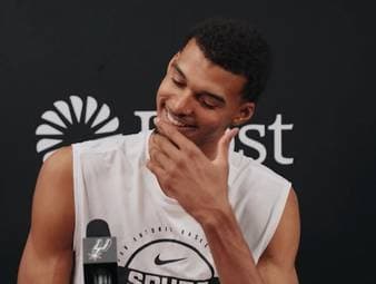 Spurs-Star Victor Wembanyama zeigt sich überrascht, dass sein Team noch nie mit 5:0 in eine Saison gestartet ist – nun will der Franzose die Serie ausbauen und Vereinsgeschichte schreiben.