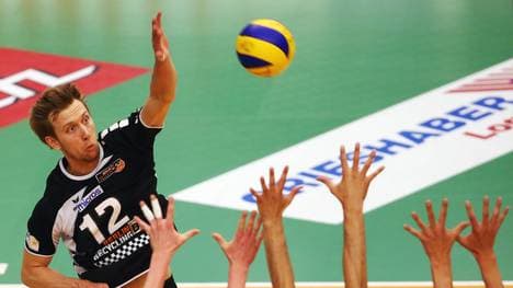 Paul Carroll schmettert einen Ball