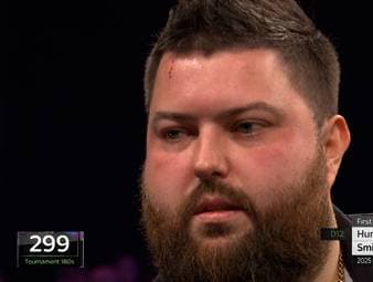 Michael Smith hat sich beim Grand Slam of Darts im Match gegen Luke Humphries eine blutige Wunde zugezogen.