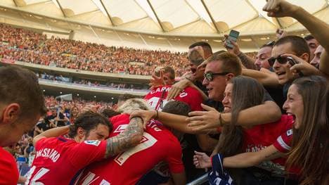 Yannick Carrasco wird nach seinem Tor von den Fans gefeiert