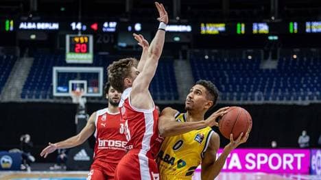 Brose Bamberg (rot) empfängt in der BBL den Meister ALBA Berlin