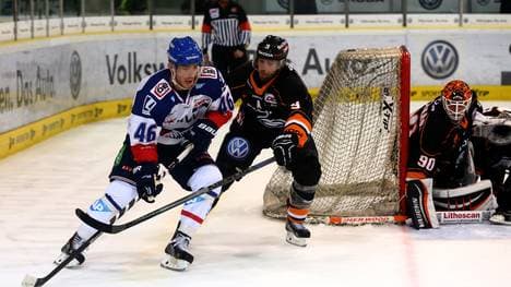 Jeff Likens (l.) bleibt bis 2018 bei den Grizzly Wolfsburg