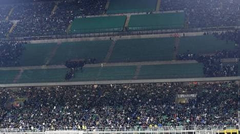 Die freigeräumte Nordkurve beim Spiel gegen Sampdoria