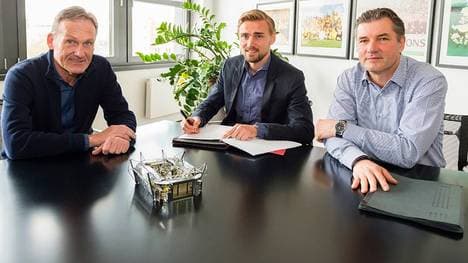 Marcel Schmelzer (M.) gewann mit dem BVB 2011 den Meistertitel und im folgenden Jahr das Double