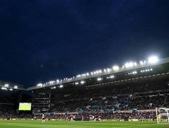 Raketenwürfe auf Polizisten bei Aston Villa