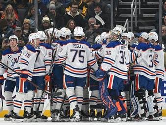 Teamkollegen feiern Draisaitl