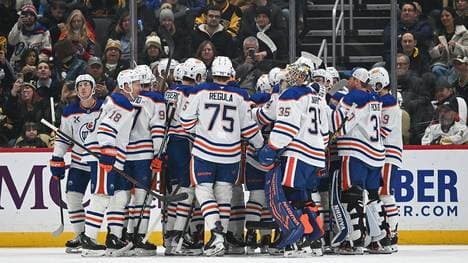 Alle Teamkollegen gratulieren Leon Draisaitl 