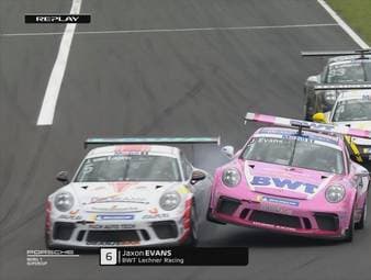 Dylan Pereira gewinnt beim Porsche Mobil 1 Supercup in Ungarn sein zweites Rennen in Folge. Teamkollege Jaxon Evans versucht es mit der Brechstange und wird dafür doppelt bestraft. 