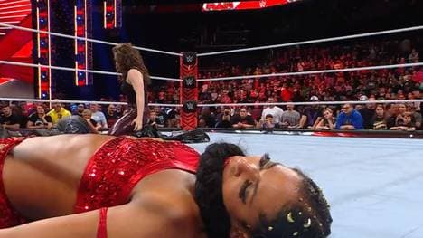 Nikki Cross ging bei WWE RAW auf Bianca Belair (vorn) und Bayley los