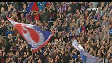Bei der Regionalliga-Partie zwischen Wuppertal und Aachen kommt es zur Schlägerei zwischen den Fans