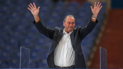 Huub Stevens wird auf der außerordentlichen Mitgliederversammlung gefeiert