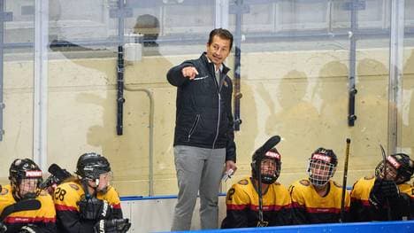 Thomas Schädler und seine Eishockey-Frauen sind auf Schützenhilfe angewiesen