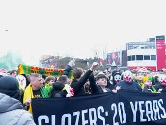 Die Fans des englischen Traditionsvereins protestieren im Rahmen des Spiels gegen den FC Fulham gegen ihre Eigentümer INEOS und die Familie Glazer.