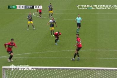 Was für eine irre Flugbahn: Ball wird unhaltbar