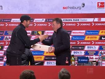 Dieter Hecking stand zum 450 an der Seitenlinie. Dafür überreicht julian Schuster ihm ein besonderes Geschenk und würdigt seine Leistung.