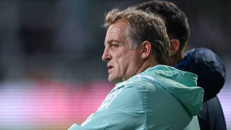 Mike Büskens wird bei Schalke 04 nicht mehr auf der Bank sitzen