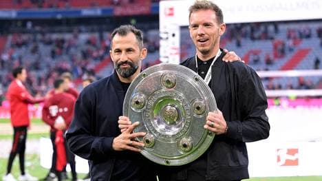 Hasan Salihamidzic und Julian Nagelsmann mit der Meisterschale für den FC Bayern