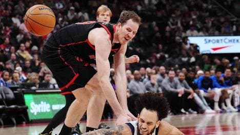 December 7, 2024, Toronto, On, CANADA: Toronto Raptors Jakob Poeltl (top) and Dallas Mavericks Dereck Lively II battle for a loose ball during second half NBA, Basketball Herren, USA basketball action in Toronto on Saturday, December 7, 2024. Canada News - December 7, 2024 PUBLICATIONxINxGERxSUIxAUTxONLY - ZUMAc35_ 20241207_zaf_c35_039 Copyright: xNathanxDenettex