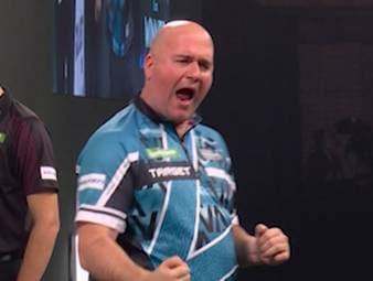 Ex-Weltmeister Rob Cross beendet sein erstes Match bei der Darts-WM 2026 mit einem Big-Fish-Finish! Der Engländer gewinnt souverän mit 3:0 gegen Cor Dekker.