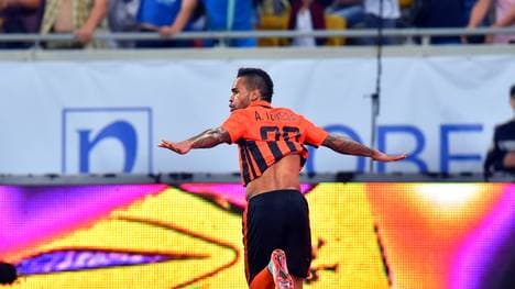 Alex Teixeira von Schachtjor Donezk jubelt