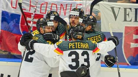 NHL-Star J.J. Peterka (M.) trifft mit Deutschland bei der Eishockey-WM auf Kasachstan